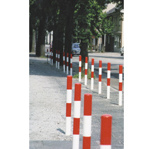 Pfostenreihe zur Wegbegrenzung auf Gehweg