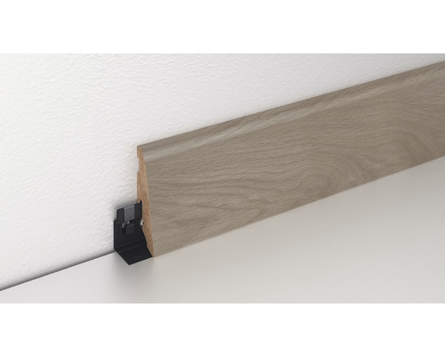 Sockelleiste aus Holz mit Befestigungsclip an einer Wand