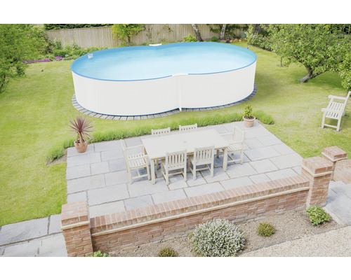 Gartenansicht mit Pool und Esstisch auf der Terrasse