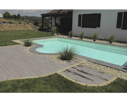 Schwimmbad mit Holzterrasse und Gartenanlage