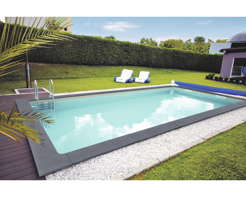 Schwimmbecken im Garten mit Leiter, Poolabdeckung und Liegestühlen