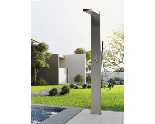 Außendusche aus Metall in Gartenlandschaft