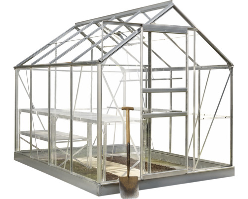 Gewächshaus mit Regalen und Spaten