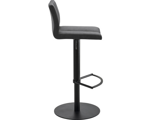 Drehbarer Barhocker mit Fußstütze.