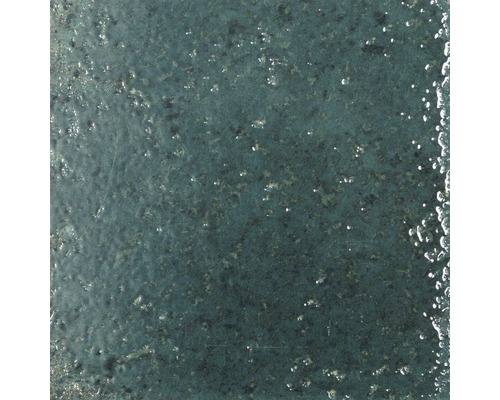 Steingut Wandfliese Alma 15x15 cm grün glänzend Nahaufnahme einer dunkelgrauen Keramikfliese mit leicht glänzender Oberfläche