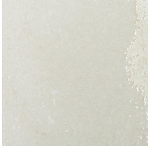 Detailansicht einer hellen, glänzenden Fliese.