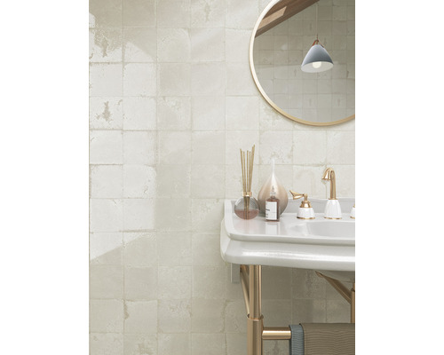 Badezimmerwaschtisch mit Spiegel und quadratischen Wandfliesen