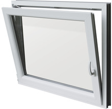 Gekipptes weißes Kunststofffenster