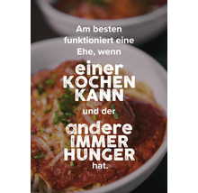 Eine Portion Spaghetti mit Tomatensoße und Fleischbällchen mit dem Text: Eine Ehe funktioniert am besten, wenn einer kochen kann und der andere immer Hunger hat.