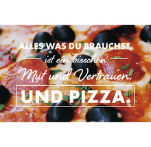 Pizza mit Salami und Oliven mit dem Text Alles was du brauchst ist ein bisschen Mut und Vertrauen und Pizza