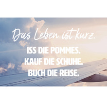 Flugzeugflügel mit dem Text: Das Leben ist kurz. Iss die Pommes. Kauf die Schuhe. Buch die Reise.