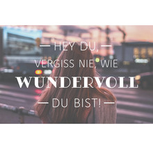 Frau mit dem Schriftzug ''Hey du, vergiss nie, wie wundervoll du bist!''