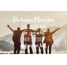 Freunde mit Rucksäcken in den Bergen mit dem Text: Die besten Menschen sind die, die man nie gesucht, aber trotzdem gefunden hat.