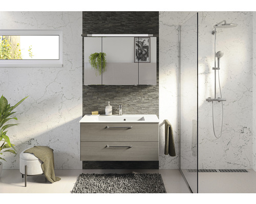 Modernes Badezimmer mit Waschtischunterschrank, Spiegelschrank und Dusche.