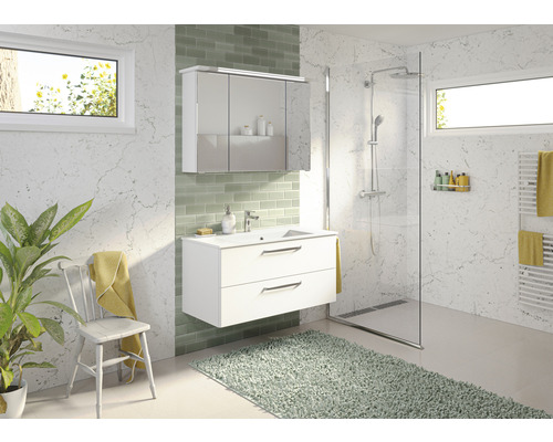 Helles Badezimmer mit Waschbeckenunterschrank, Spiegelschrank und Dusche