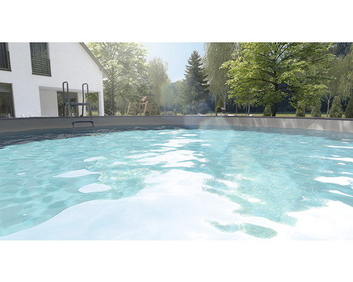 Schwimmbecken im Garten mit Leiter und umliegenden Bäumen.
