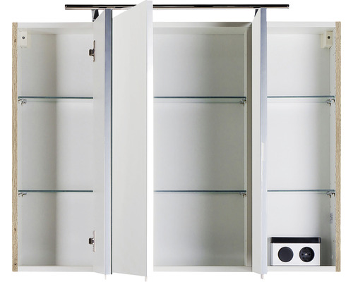 Geöffneter Spiegelschrank mit Glaseinlegeböden und Steckdose