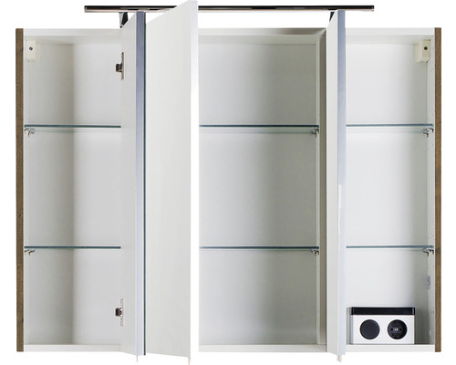 Geöffneter Spiegelschrank mit Glasablagen