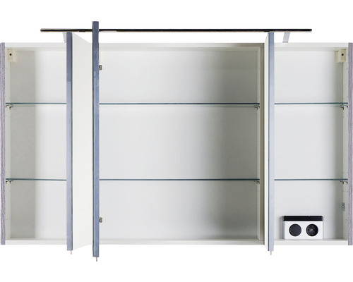 Geöffneter Spiegelschrank mit Glasablagen und Steckdose