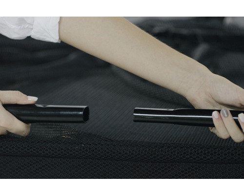 Zwei schwarze Metallstangen werden miteinander verbunden.