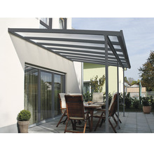Terrassenüberdachung mit Esstisch und Stühlen im Garten