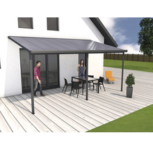 Terrassenüberdachung mit Tisch und Stühlen auf einer Holzterrasse