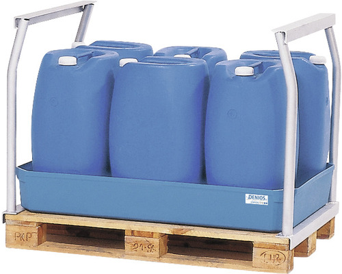 Sechs blaue Kanister auf einer Auffangwanne mit Palettenwagen