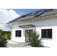 Hausfassade mit Fenstern, Haustür und Solaranlage auf dem Dach