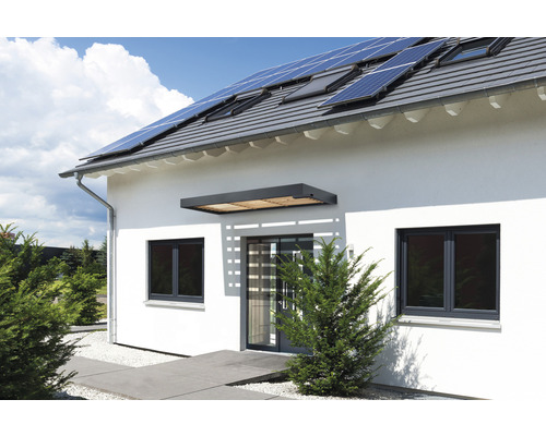 Hausfassade mit Fenstern, Haustür und Solaranlage auf dem Dach