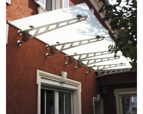 Hausfassade mit Glasvordach und Edelstahlhalterungen