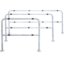 Mehrere Fahrradständer aus Metall mit schwarzem Kantenschutz.