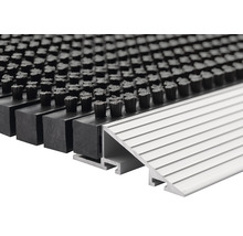 Detailaufnahme einer Fußmatte mit Bürstenprofil und Aluminiumrampe
