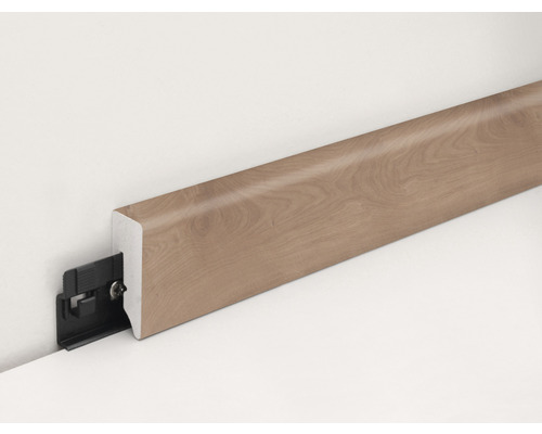 Sockelleiste mit Clipmontage an einer Wand