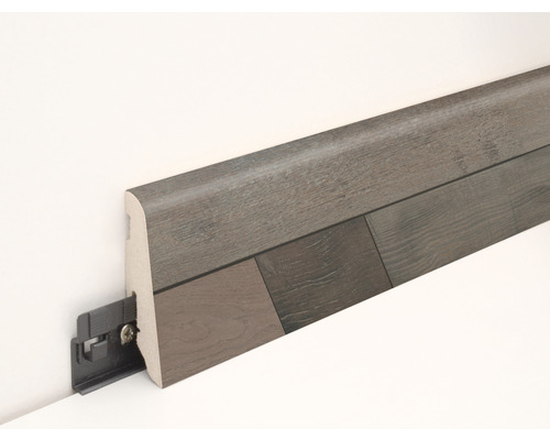 Fußleiste mit Montageclip an einer Wand