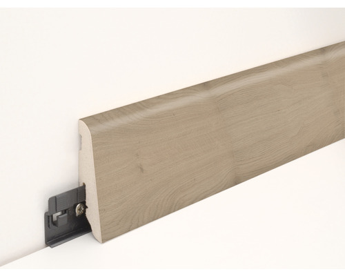 Sockelleiste aus Holz mit Befestigungsclip an einer Wand