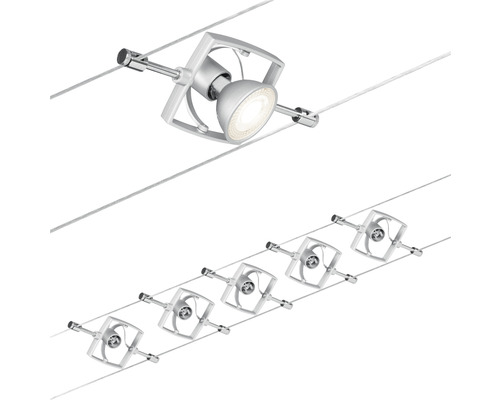 Sechs Strahler an einem Seilsystem für die Deckenbeleuchtung.