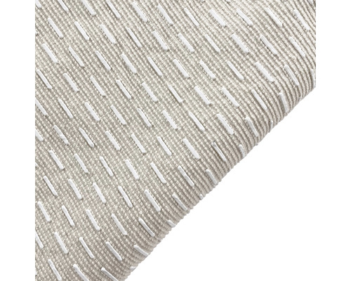 Nahaufnahme eines Kissens mit Stickmuster