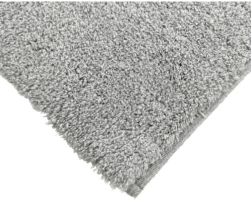 Detailansicht eines grauen Hochflorteppichs