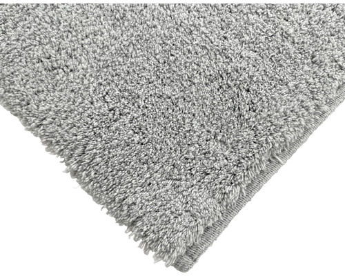 Detailansicht eines grauen Teppichs mit hohem Flor