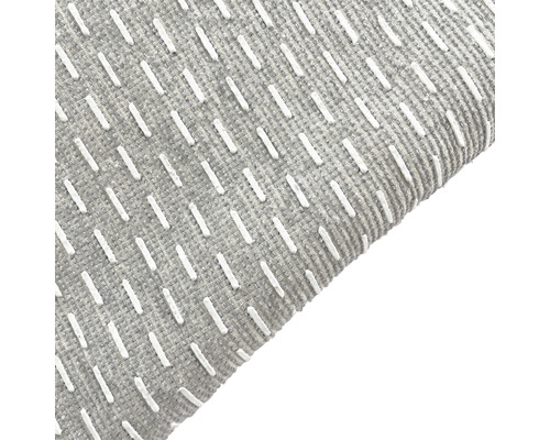 Detailansicht eines grauen Teppichs mit weißem Muster