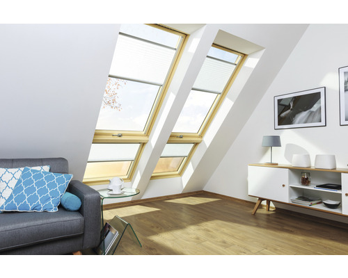 Wohnraum mit Dachfenstern und Plissees für den Sonnenschutz