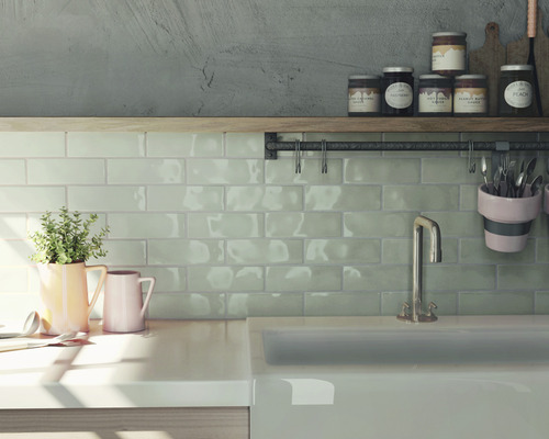 Küchenszene mit Fliesen, Spüle, Armatur und Regalen