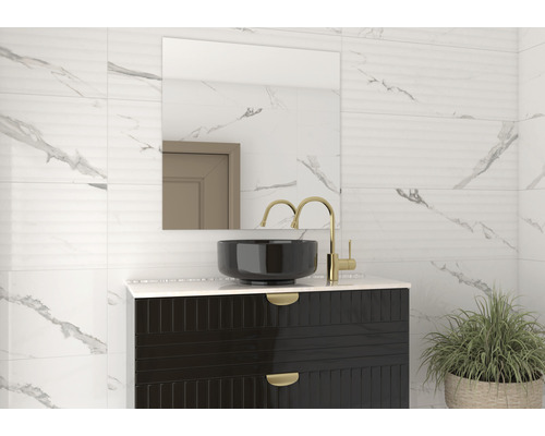 Badezimmer mit Waschtisch, Spiegel und weißer Marmorfliese