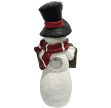 Rückansicht einer Schneemannfigur mit Hut und Schal