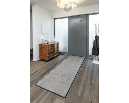 Eingangsbereich mit Fußmatte, Kommode und Garderobe