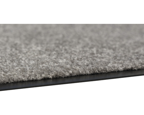 Grauer Teppich mit schwarzer Unterseite