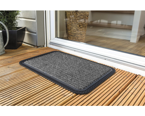 Fußmatte mit Einfassung vor einer Terrassentür
