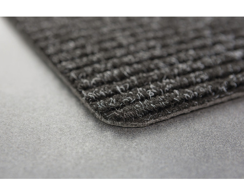 Detailaufnahme einer Fußmatte mit Rippenstruktur