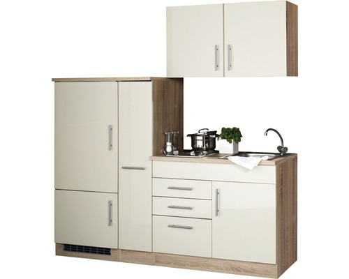 Einbauküche mit Schränken, Spüle, Kochfeld und Schubladen