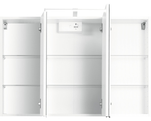 Geöffneter weißer Spiegelschrank mit Glaseinlegeböden und Steckdose